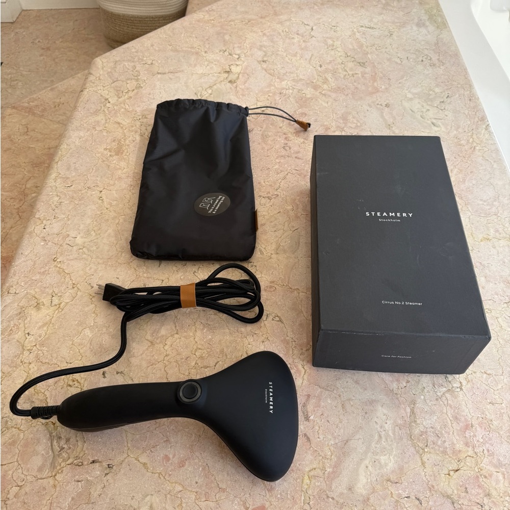 The steamery Stockholm cirrus 2 steamer in onyx hand held